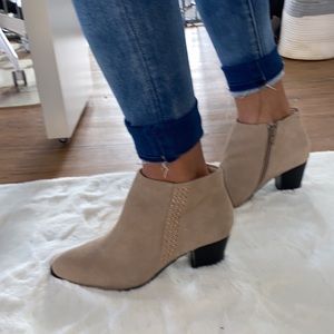 Vionic | Ankle Boots  “Georgia”| Tan suede casual booties stacked heel | 6